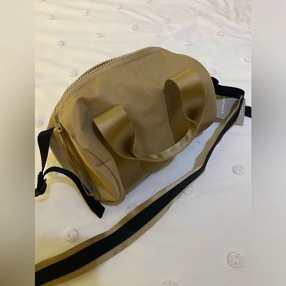 EVERLANE NWT The Recycled Nylon Crossbody bag in Beige - Picture 4 of 7